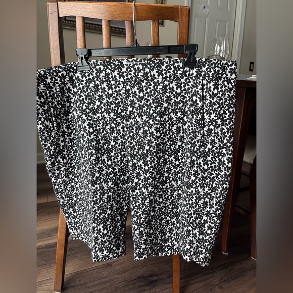 ELLE black/white floral print Bermuda Length pull on shorts! Size XXL! Cool! - Picture 3 of 4